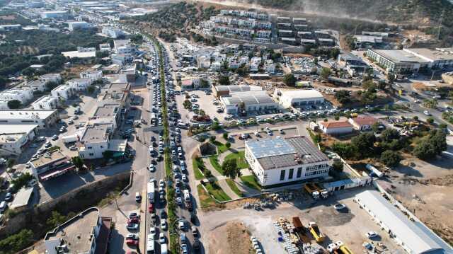 Bodrum'da ana isale hattı patladı! Trafik kilitlendi