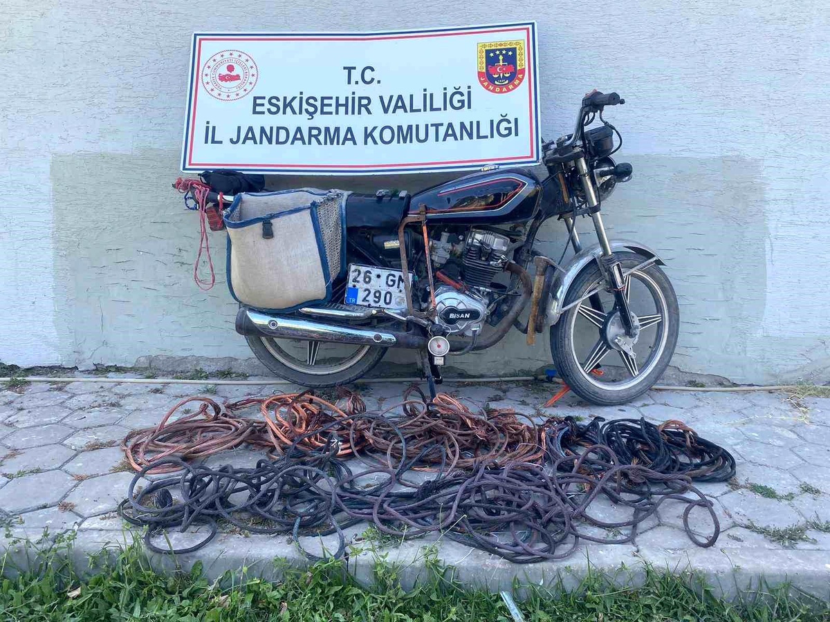 Eskişehir\'de Çalıntı Bakır Elektrik Kablosuyla Yakalanan Şüpheliler