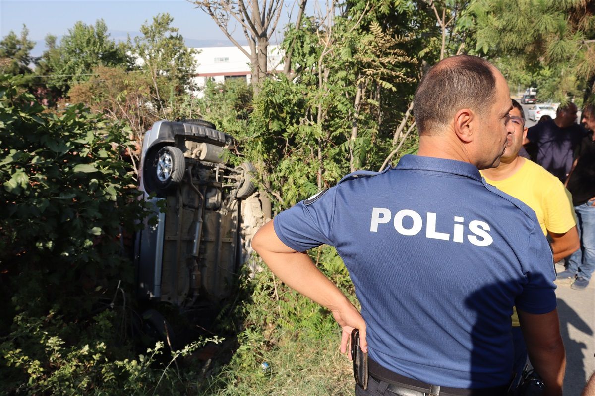 Denizli\'de metruk binanın çatısına otomobil düştü, sürücü yaralandı