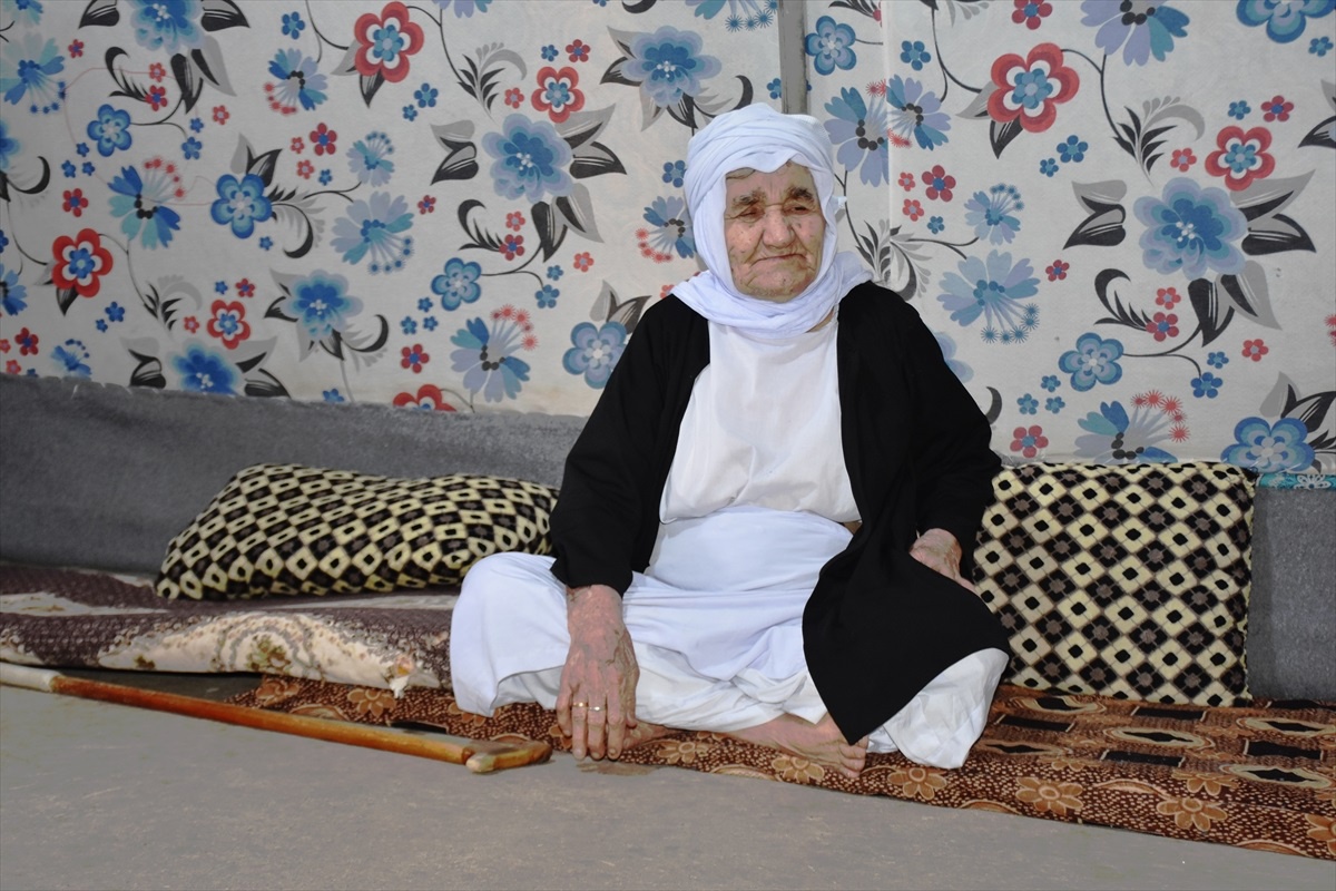 Dünyanın en yaşlı insanlarından Sincarlı Yezidi Rewşe Kasım Hüseyin, terör örgütü PKK\'nın varlığı nedeniyle zorlu kamp hayatına devam ediyor
