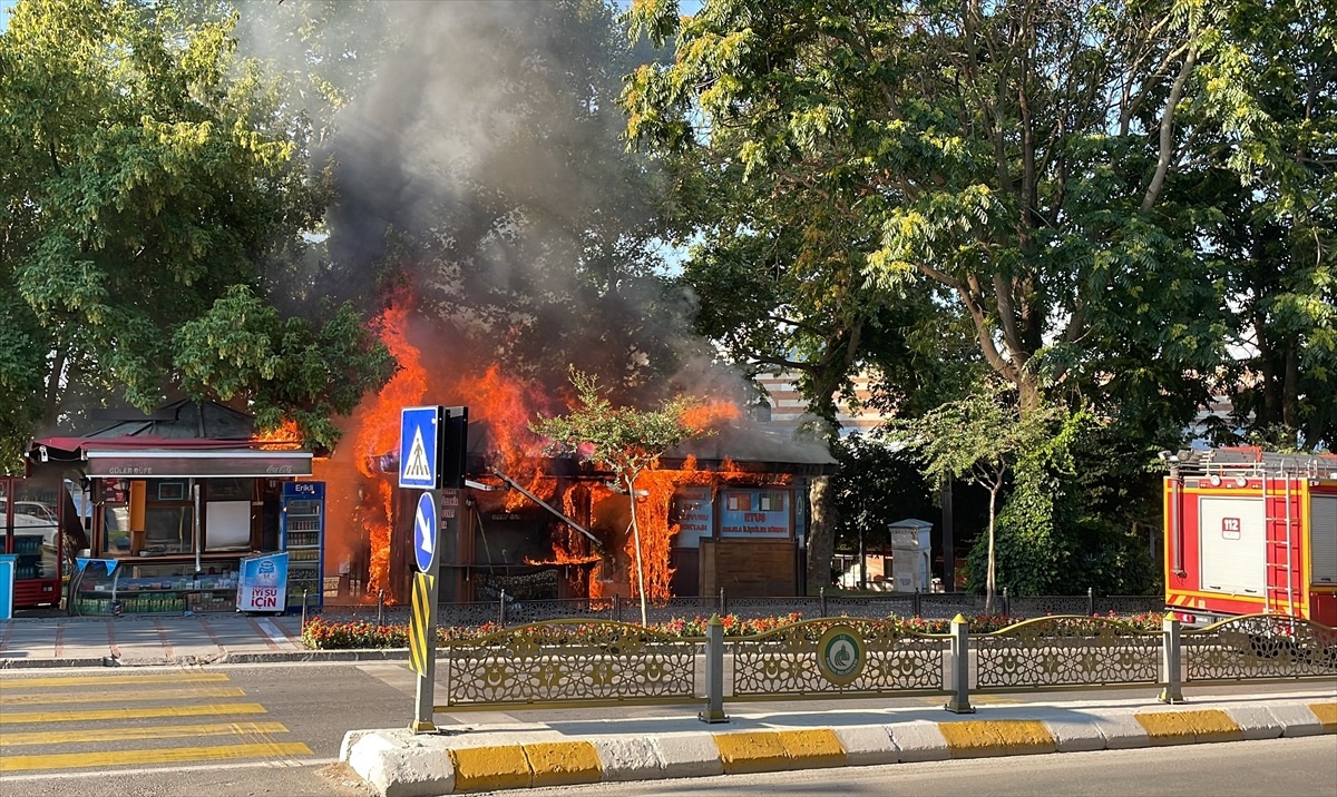 Edirne\'de çiçekçi dükkanında çıkan yangın söndürüldü