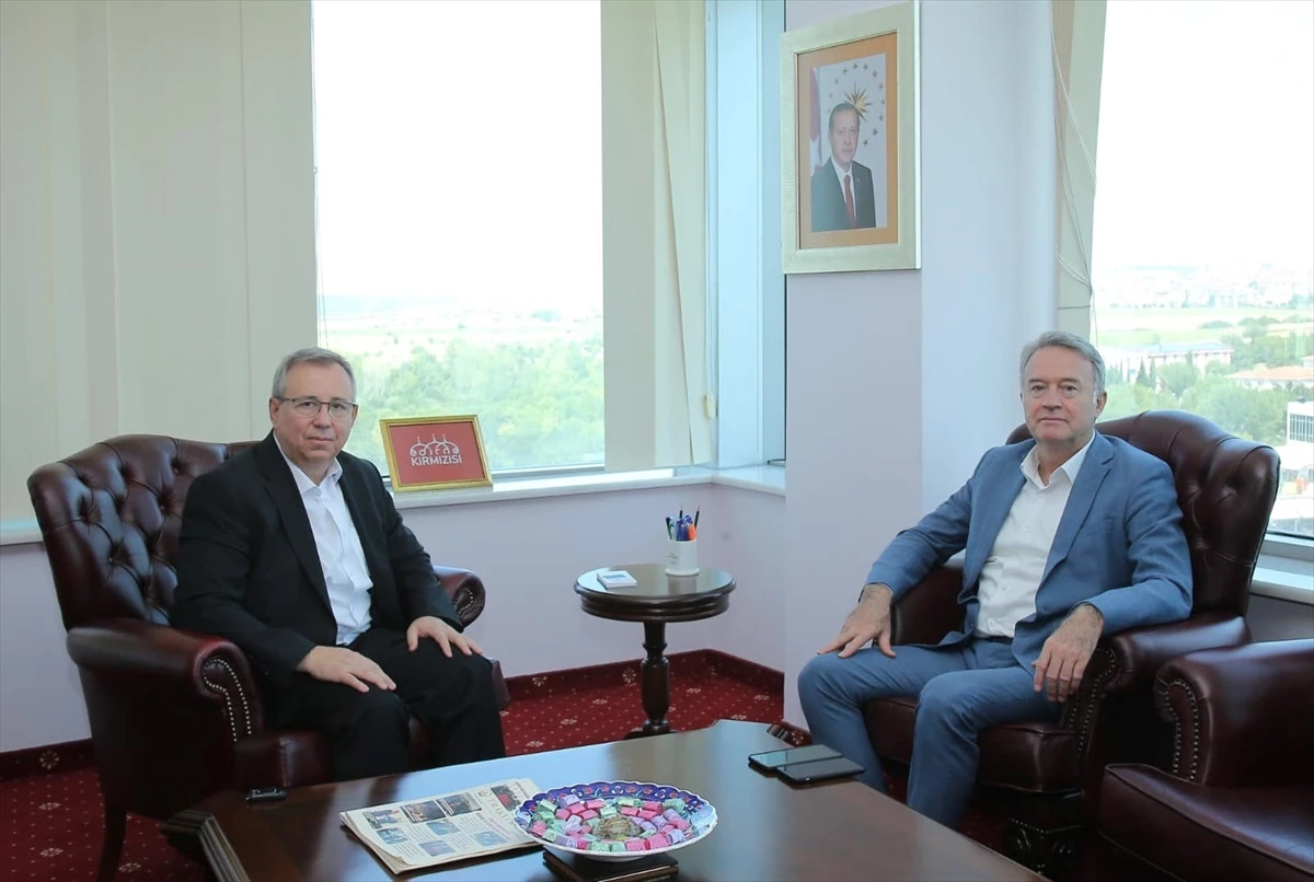 Edirne İl Emniyet Müdürü Mustafa Alçalar, Trakya Üniversitesi Rektörü Prof. Dr. Erhan Tabakoğlu\'na veda ziyareti gerçekleştirdi