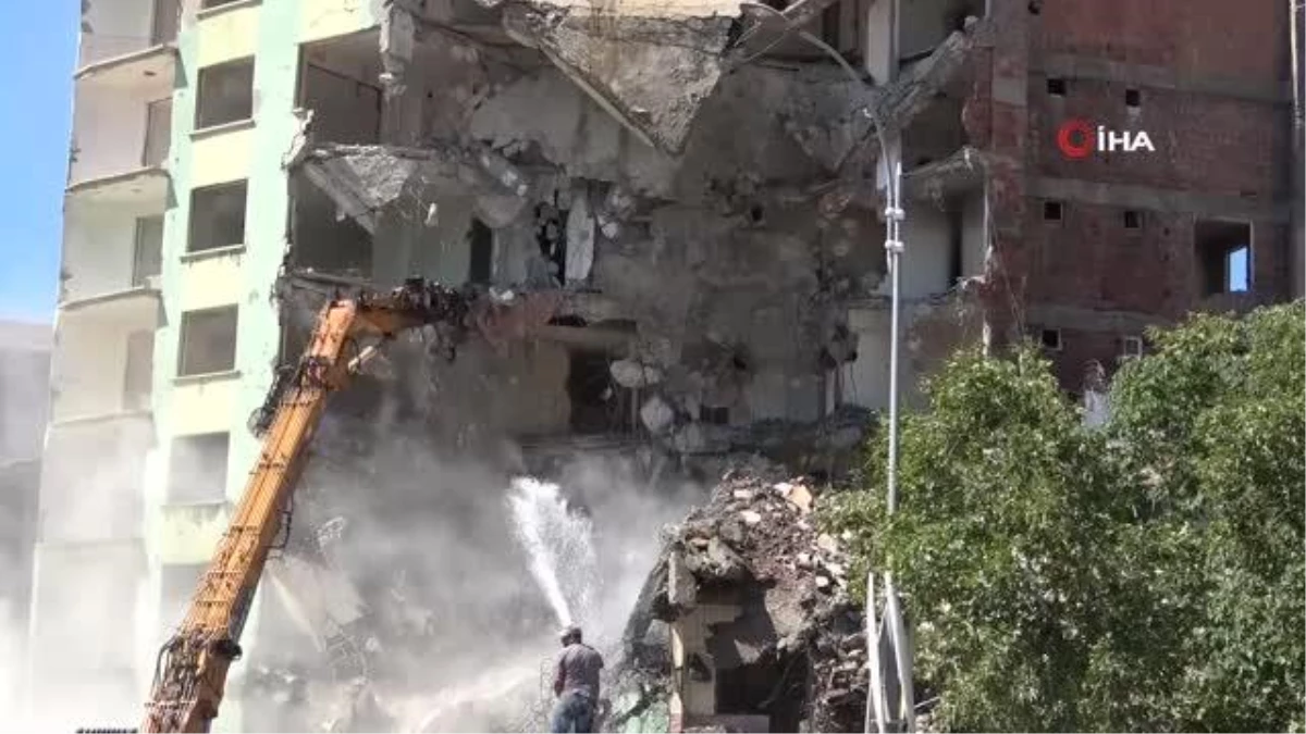 Elazığ\'da ağır hasarlı binaların yıkımları devam ediyor