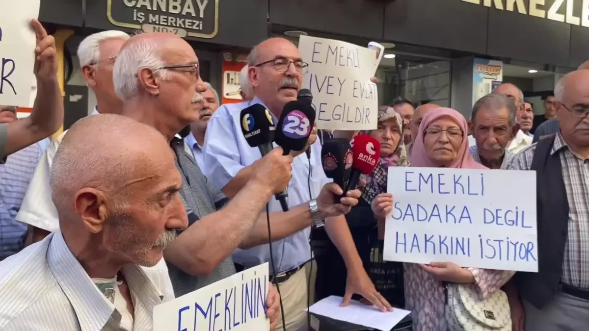 Elazığ\'da Emekliler Maaş Zamlarını Protesto Etti