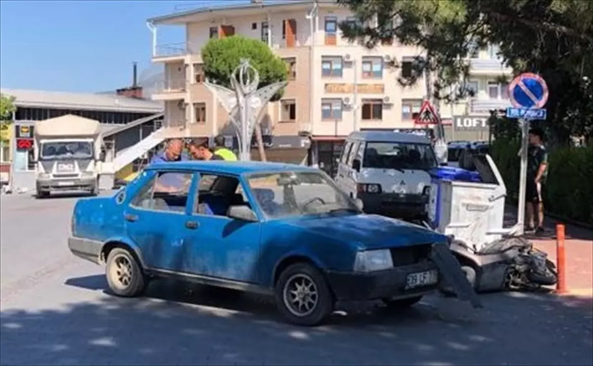 Kütahya'da otomobil ile motosiklet çarpışması: 2 yaralı