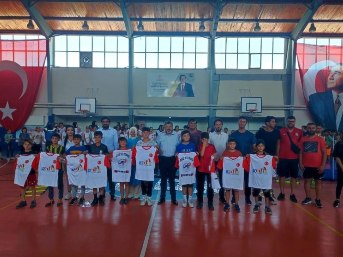 Gediz Belediyesi Yaz Spor Okullarına Malzeme Desteği Sağladı
