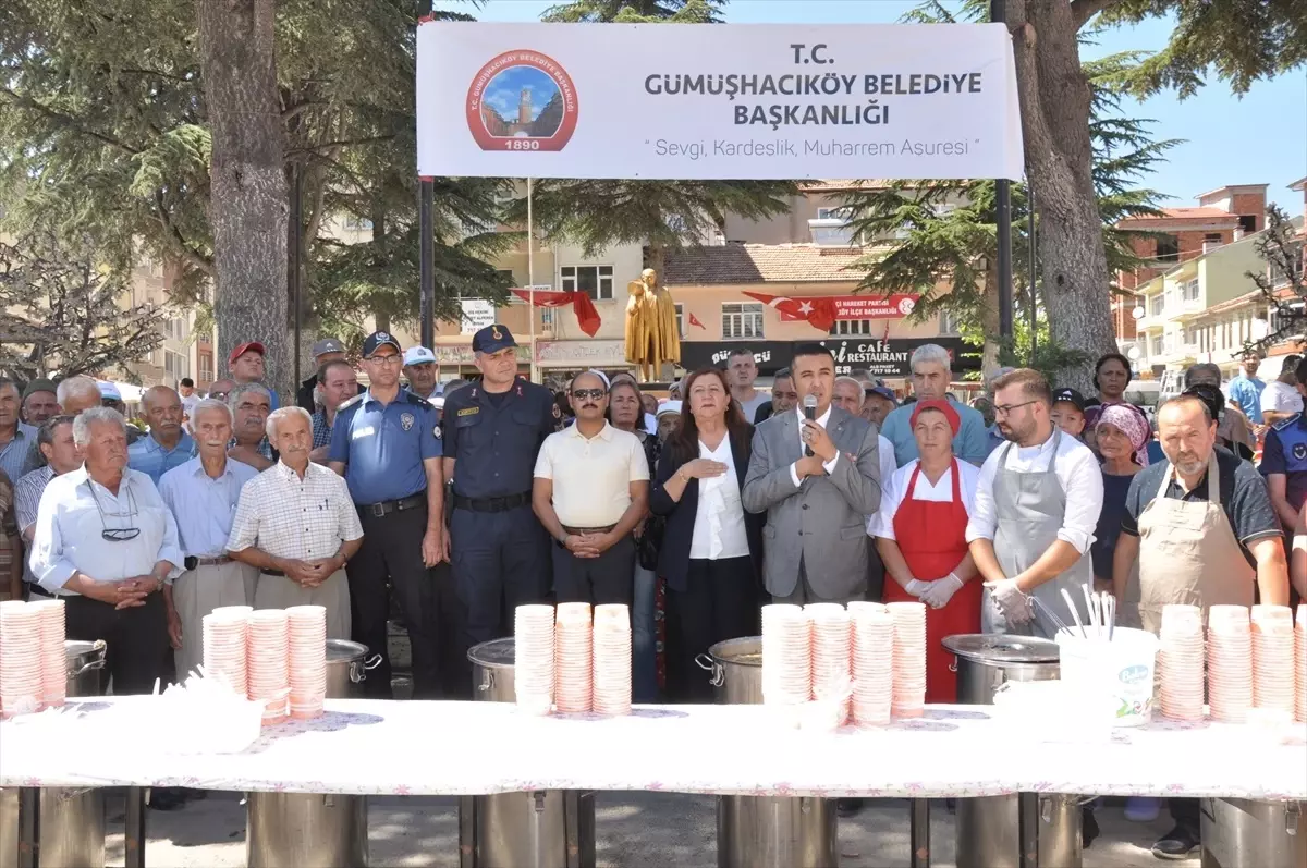 Gümüşhacıköy Belediyesi Muharrem Ayında Aşure Dağıttı