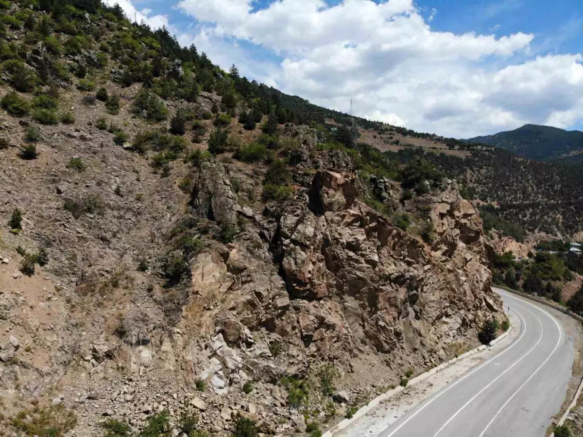 Gümüşhane-Giresun Karayolunda Kayalar Temizleniyor