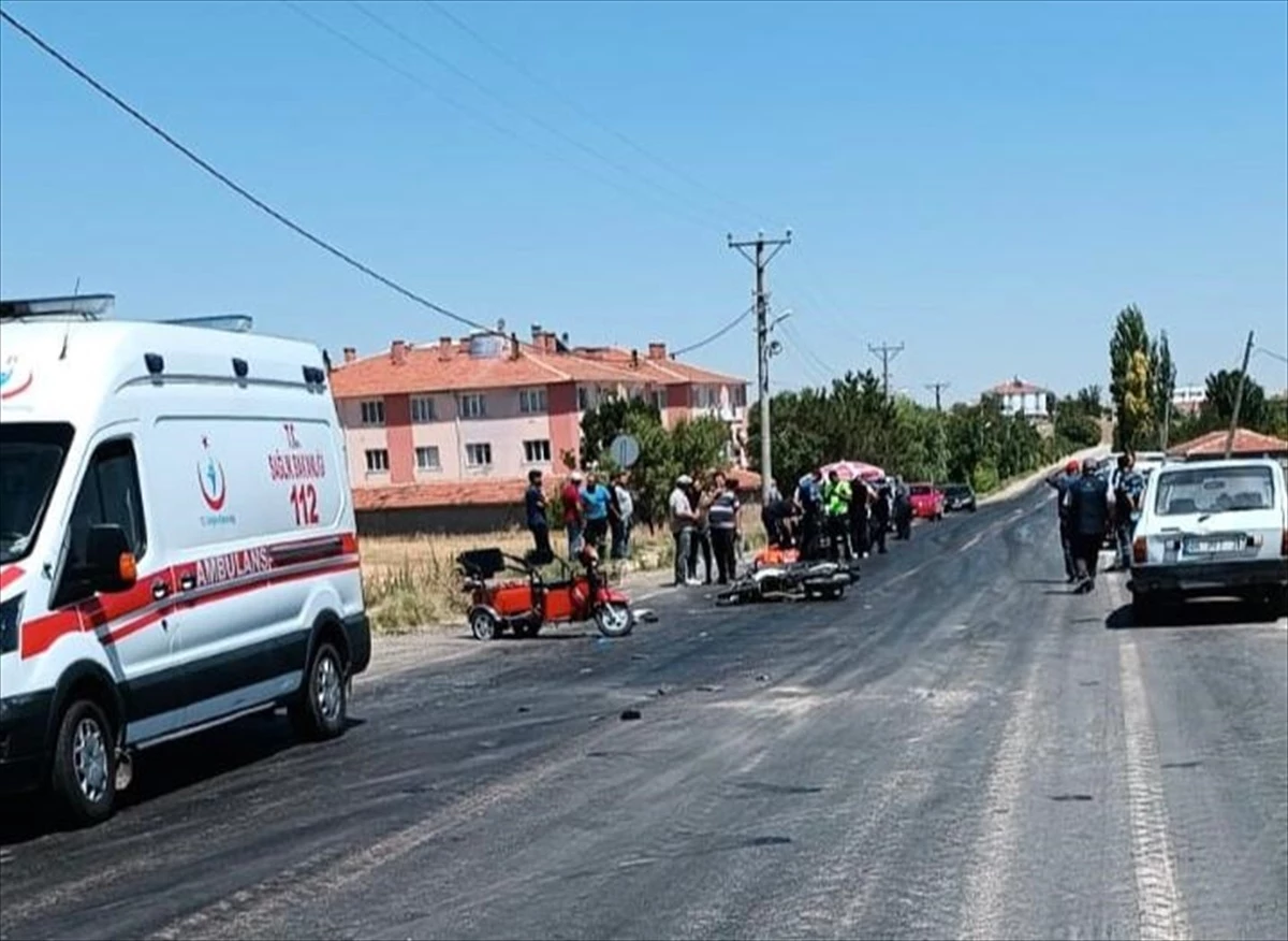 Eskişehir\'de motosikletin çarptığı kazada 2 kişi yaralandı