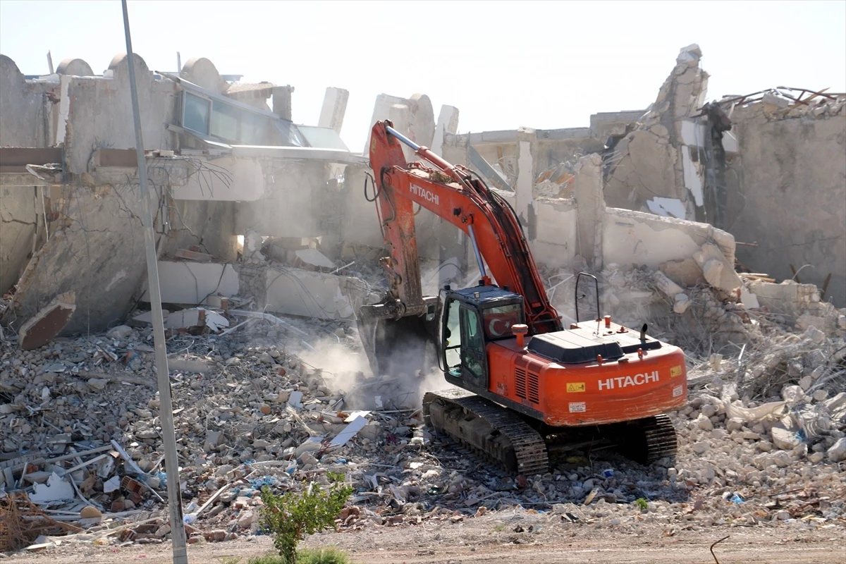 Hatay\'da depremden etkilenen binalar yıkılıyor