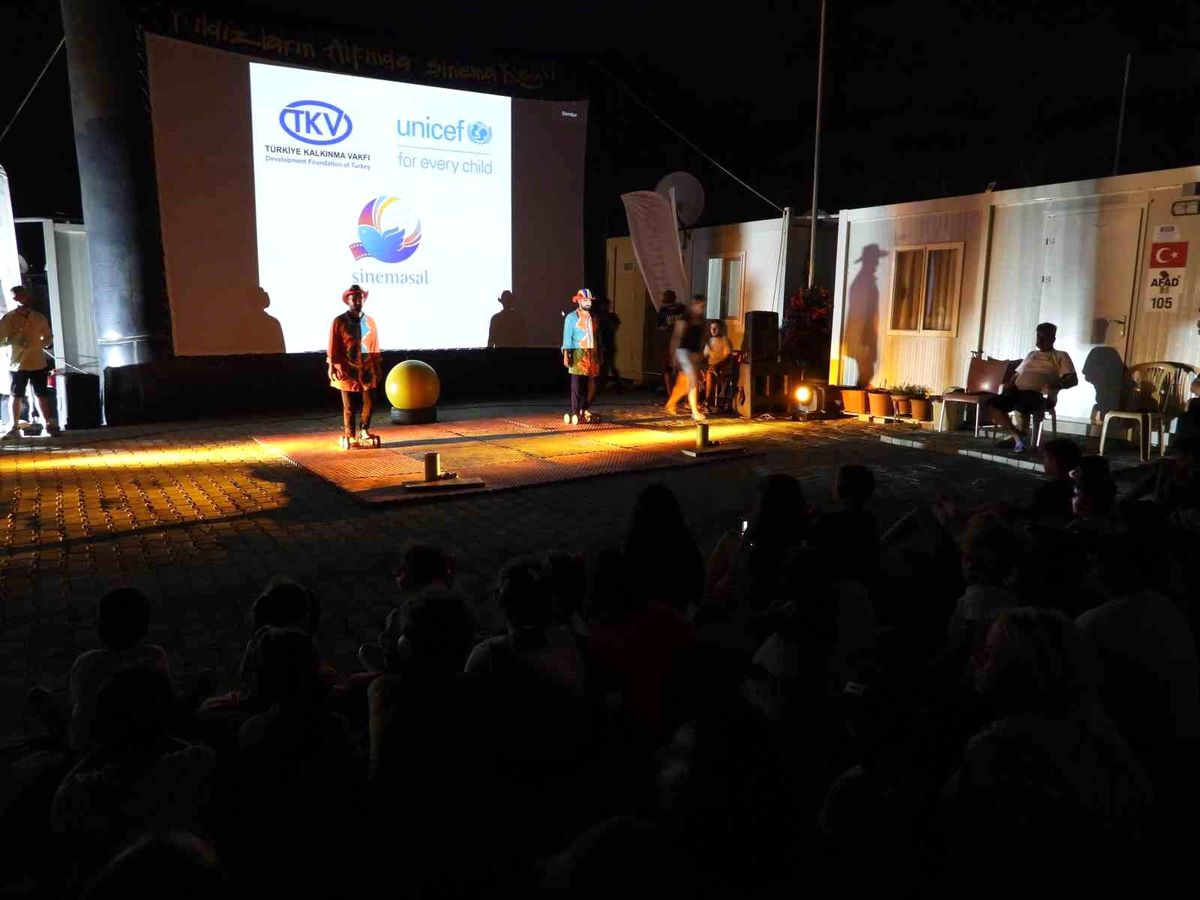 Hatay\'da depremzede ailelere sinema etkinliği düzenlendi