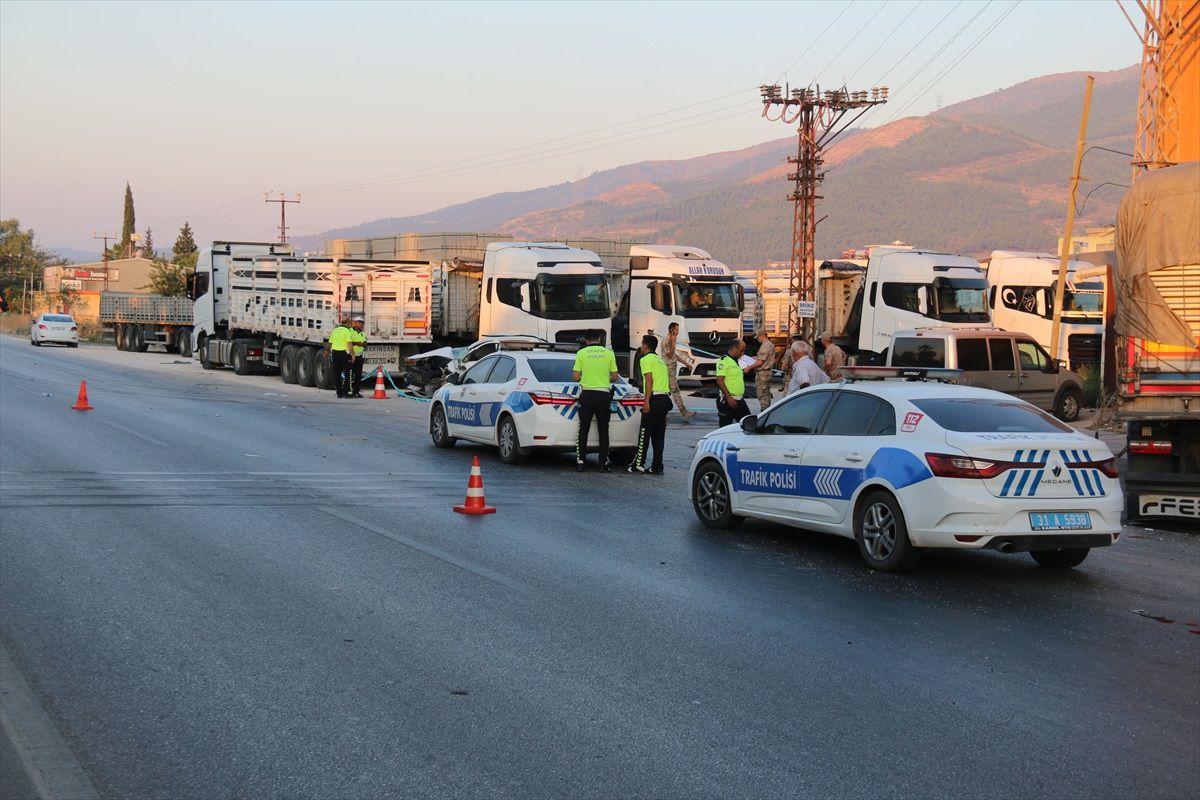 Antakya\'da tıra çarpan otomobilde 2 kişi hayatını kaybetti