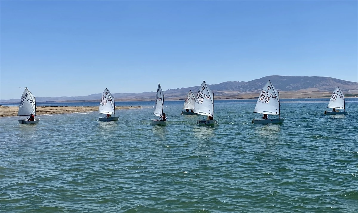 Kırşehir\'de Hirfanlı Baraj Gölü Optimist Yelken Yarışları Başladı