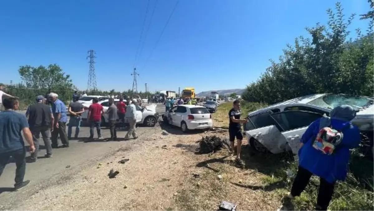 Eğirdir'de zincirleme kaza: 2'si çocuk 9 kişi yaralandı
