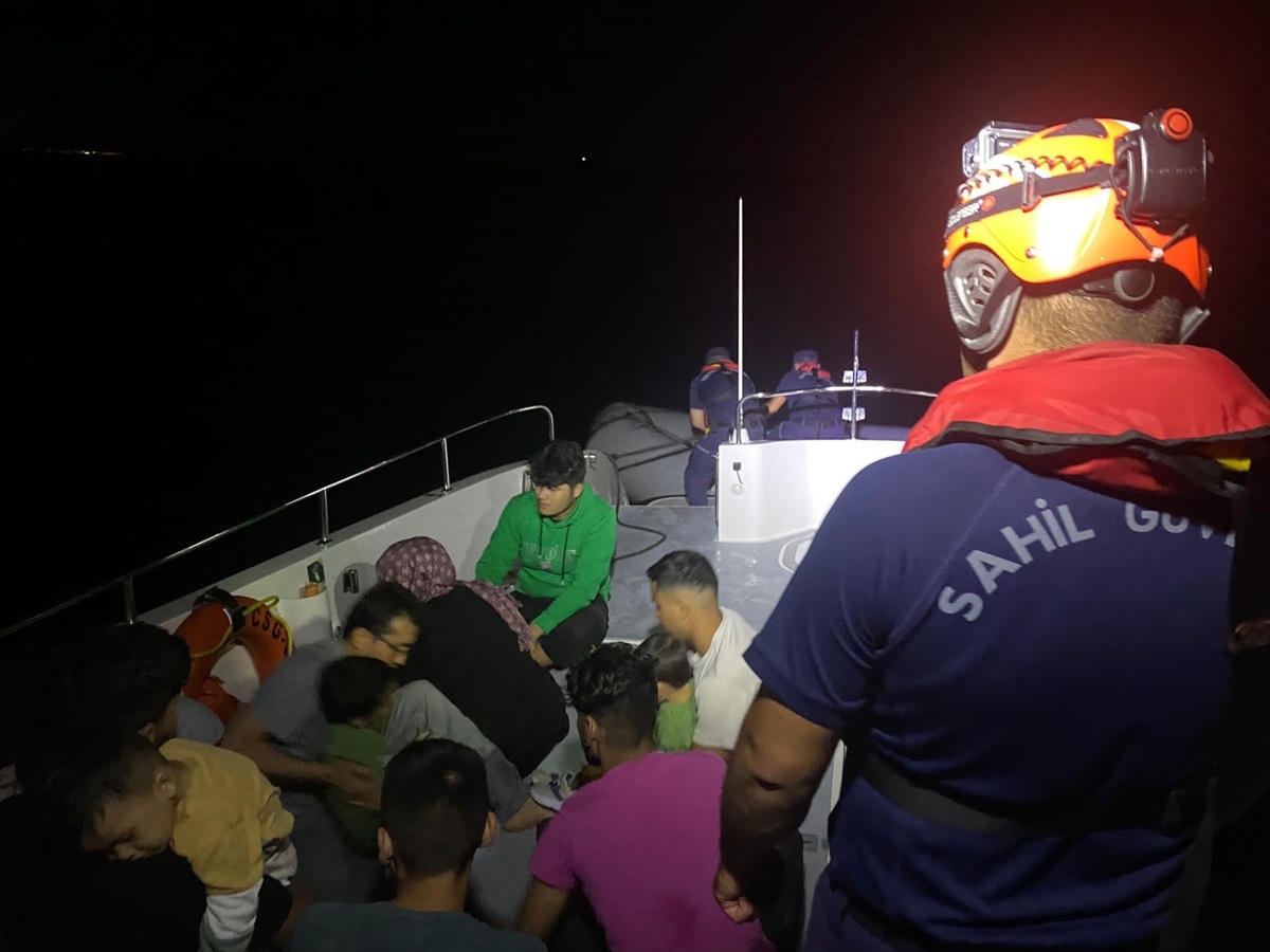 İzmir\'de Yunanistan unsurları tarafından Türk kara sularına itilen 24 düzensiz göçmen kurtarıldı