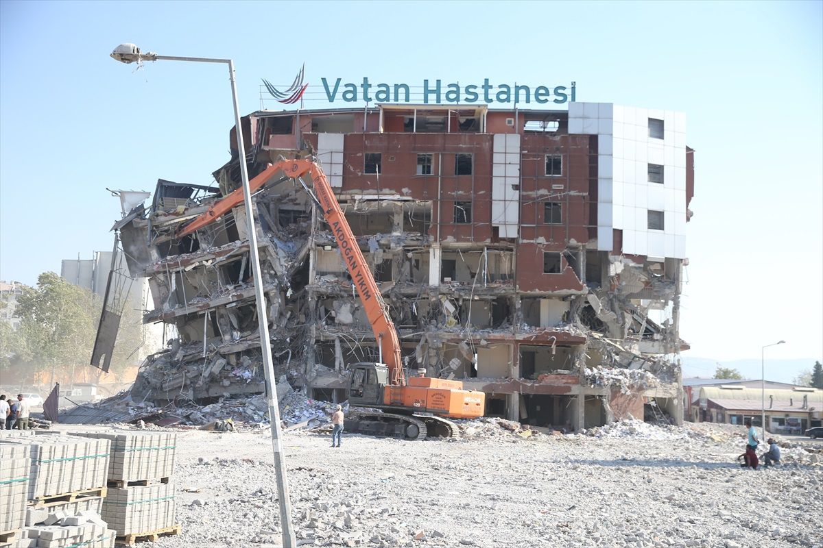 Kahramanmaraş\'ta deprem sonrası yıkım ve enkaz kaldırma çalışmaları devam ediyor