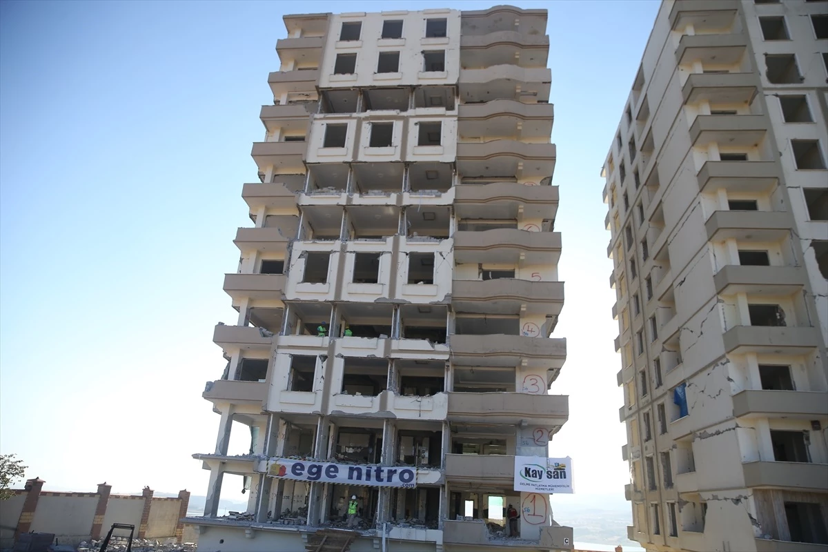 Kahramanmaraş\'ta depremde hasar gören bina patlayıcı kullanılarak yıkıldı