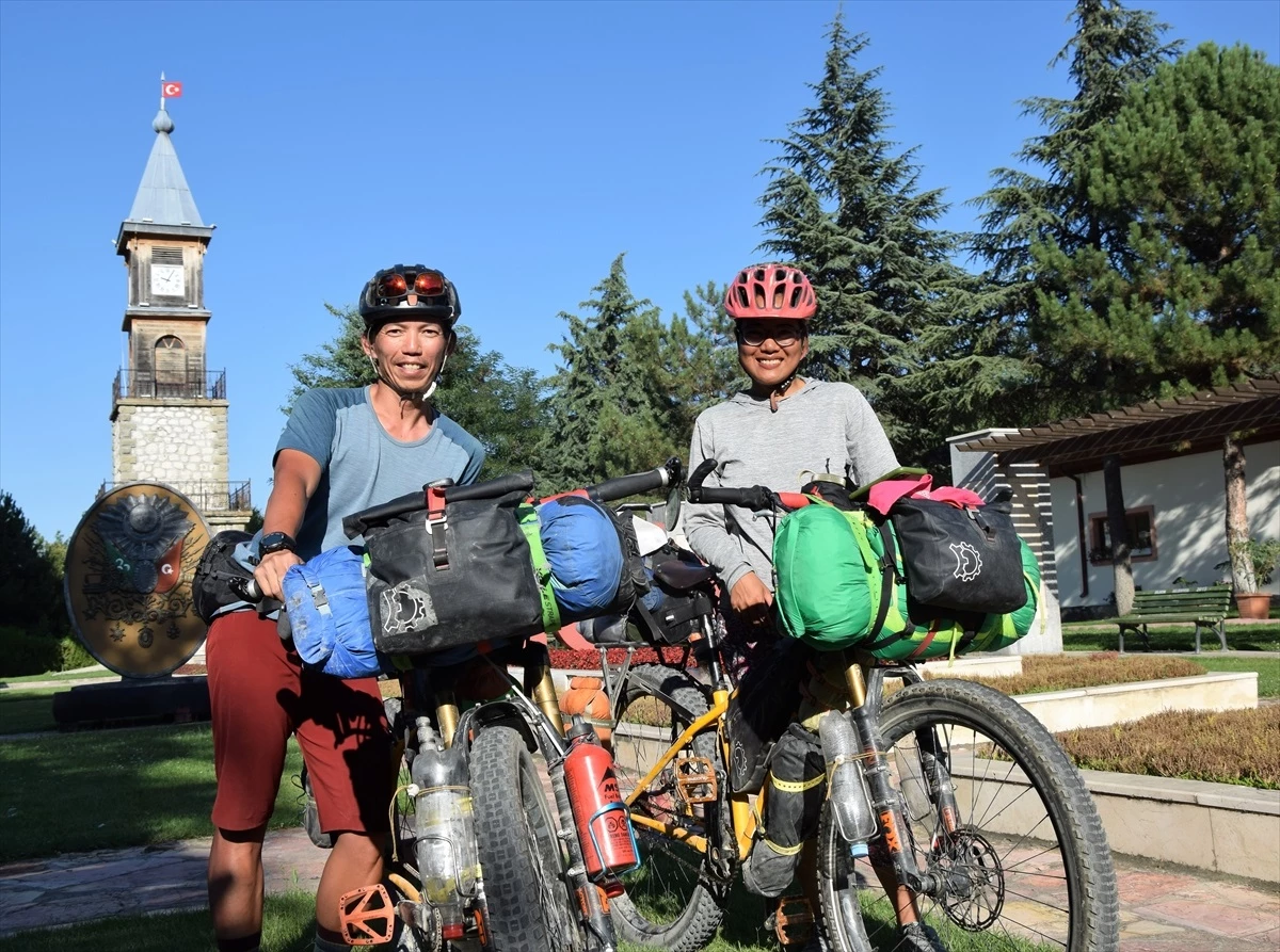Kanada\'dan Nepal\'e Bisiklet Turu: Çift, Bilecik\'te Mola Verdi