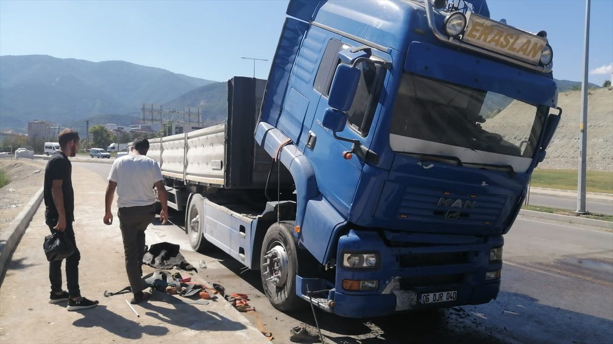 Karabük\'te park halindeki tırda çıkan yangın hasara neden oldu