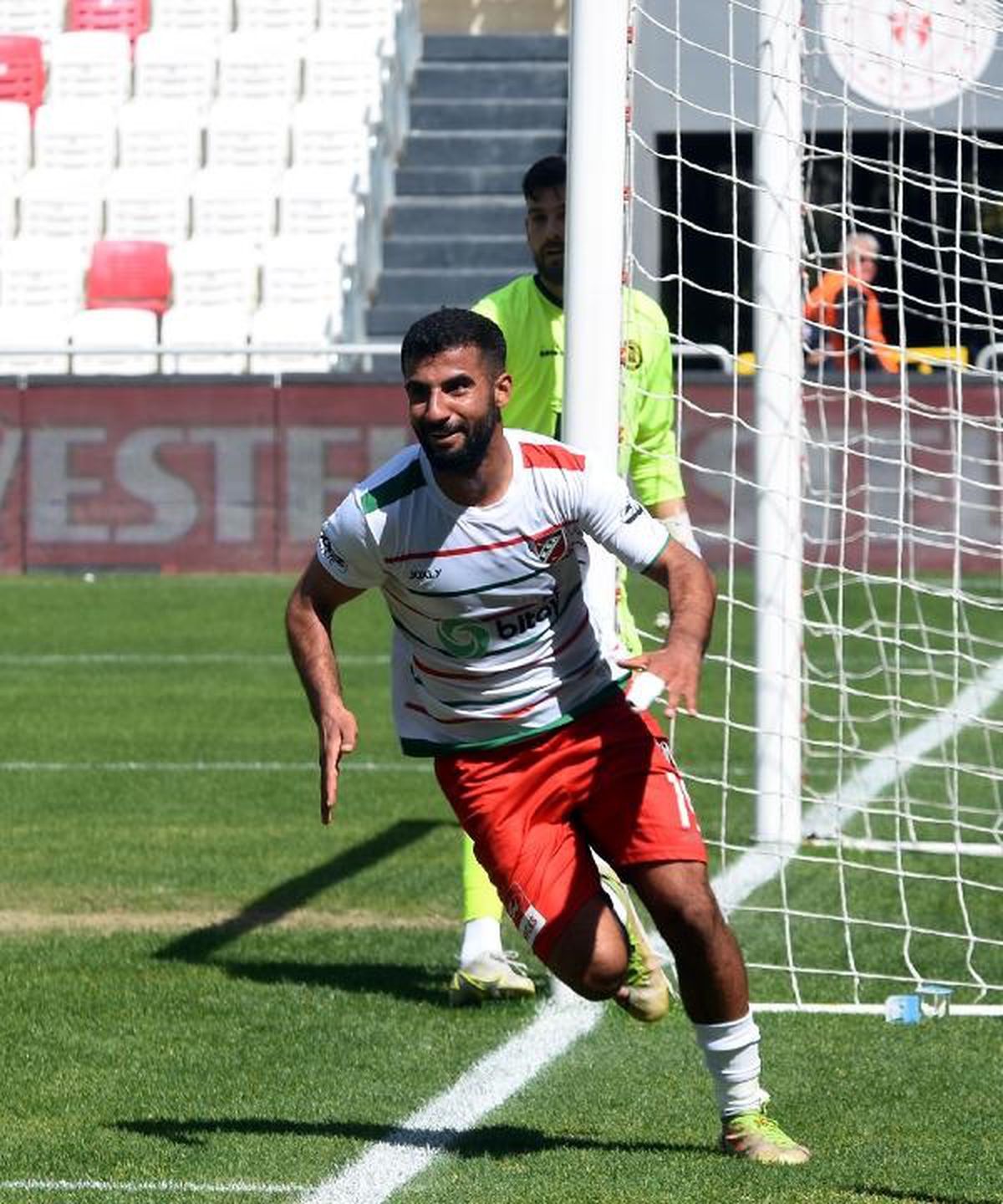 Karşıyaka\'da Yılmaz Ceylan\'ın Üst Liglerden Kulüp Arayışı