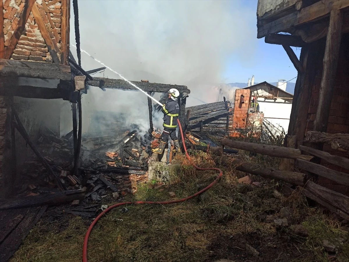 Kastamonu Tosya\'da çıkan yangında 2 ev tamamen yandı
