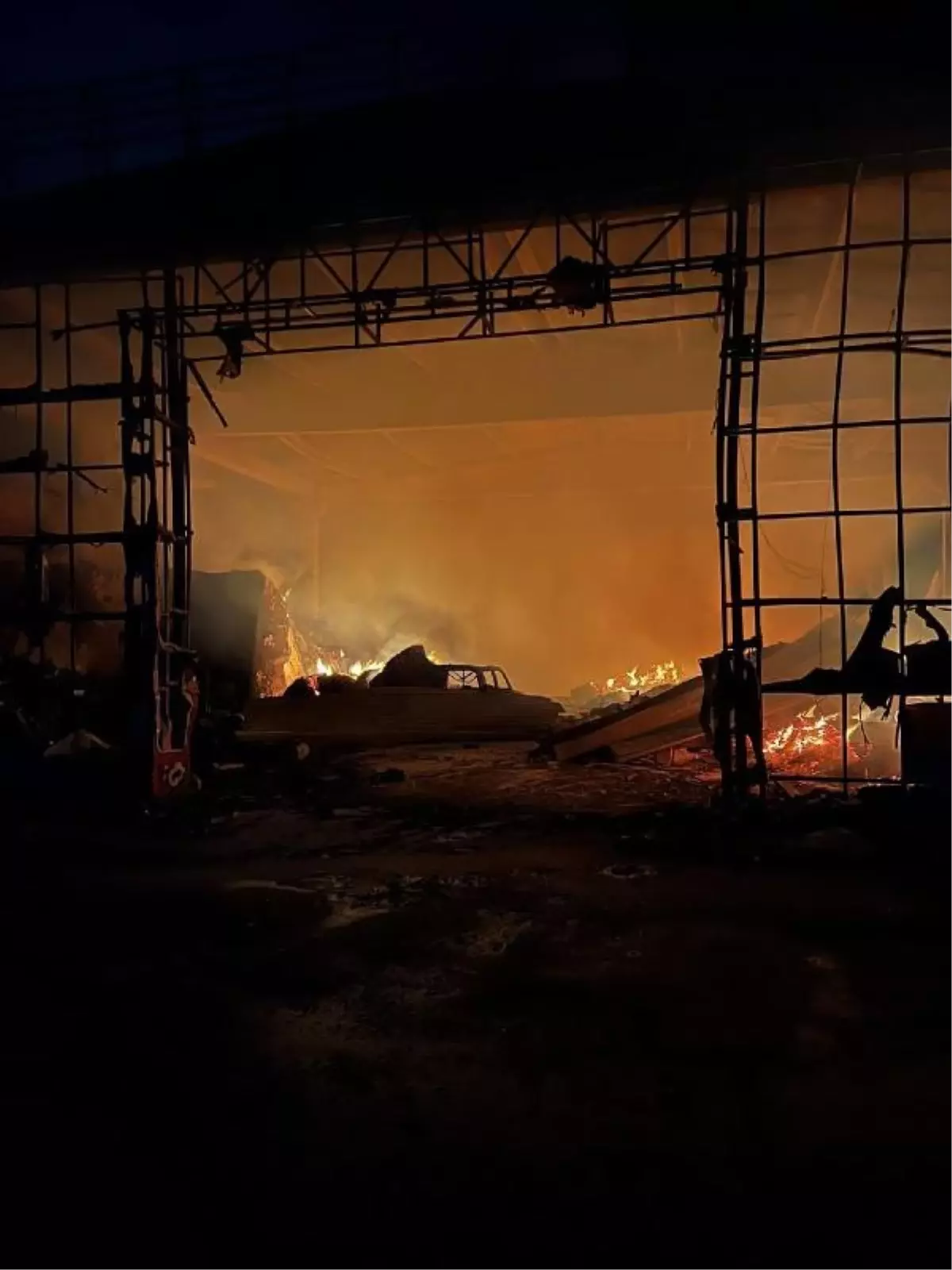 Tosya'daki fabrikada yangın yeniden başladı