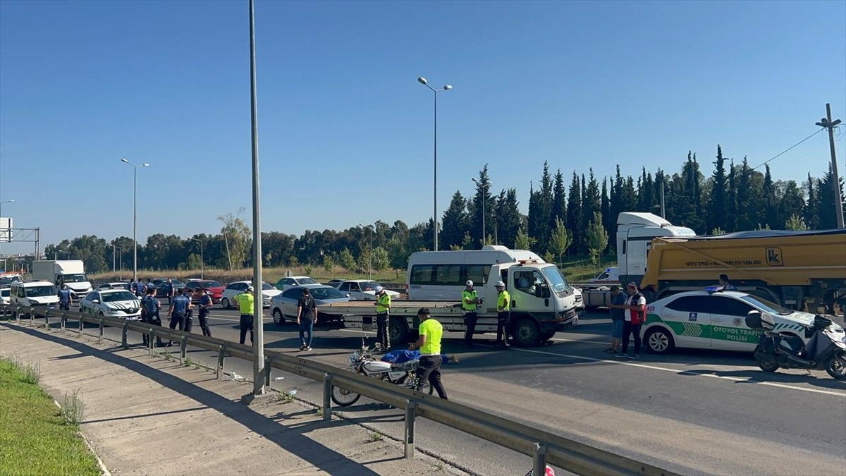 Kocaeli\'de Kamyonla Motosiklet Çarpışması: 1 Ölü, 1 Yaralı