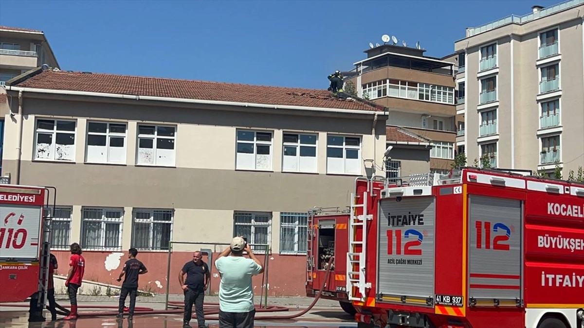 Kocaeli Gebze\'deki Okulun Çatısında Yangın Çıktı