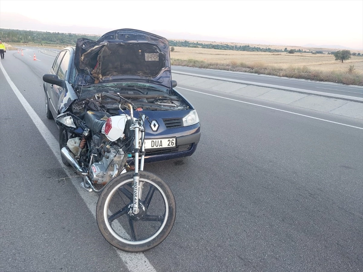 Konya\'da Otomobil ile Motosiklet Çarpışması: Motosiklet Sürücüsü Hayatını Kaybetti