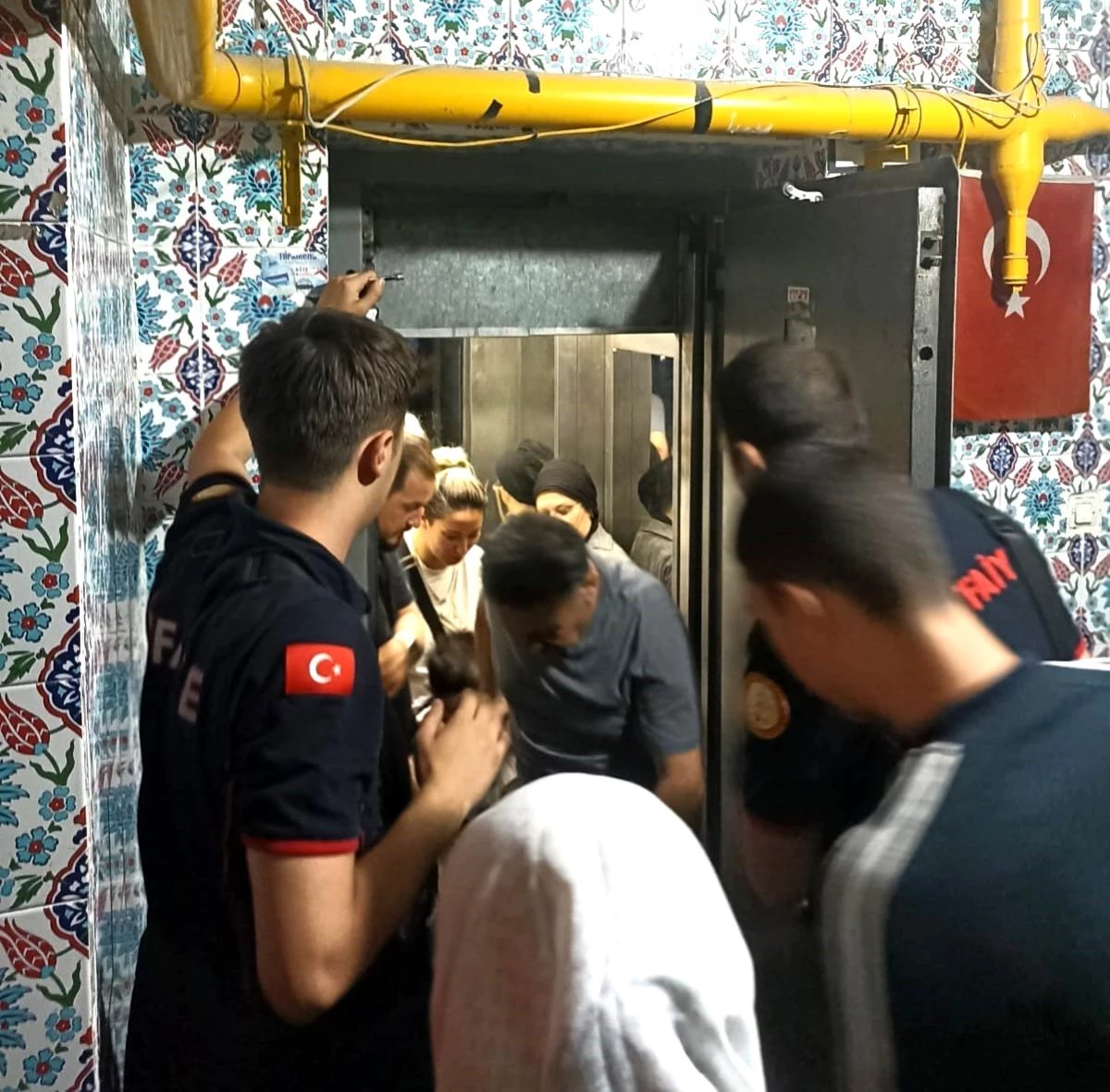 Kütahya\'da Asansörde Mahsur Kalan 4 Kişi Kurtarıldı
