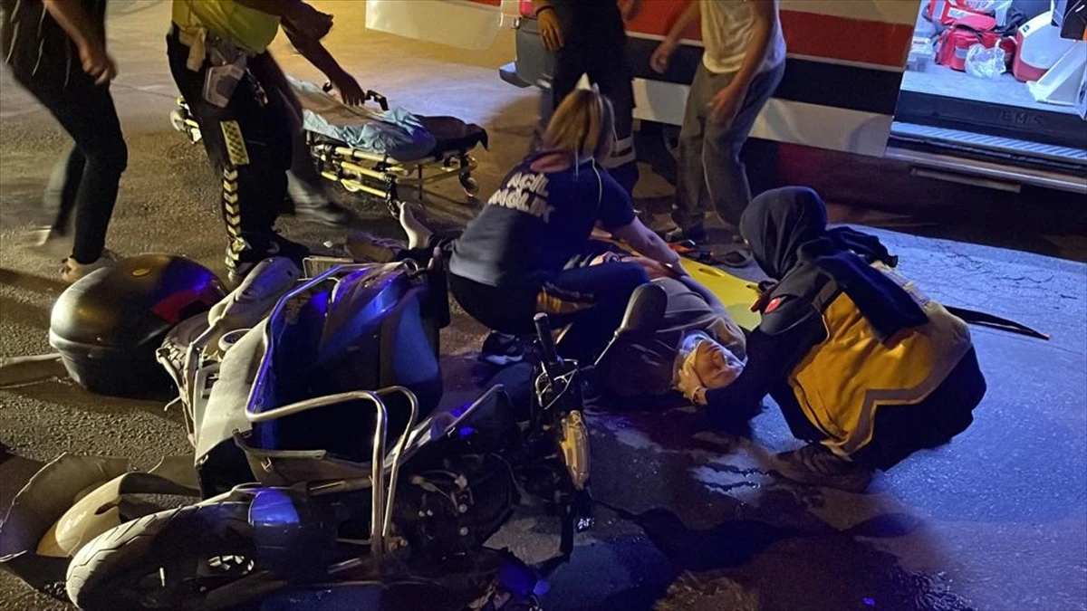 Kütahya\'da otomobil ile çarpışan motosikletteki genç kurye yaralandı