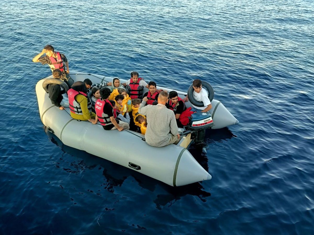 Çanakkale\'de 20 düzensiz göçmen lastik botta yakalandı