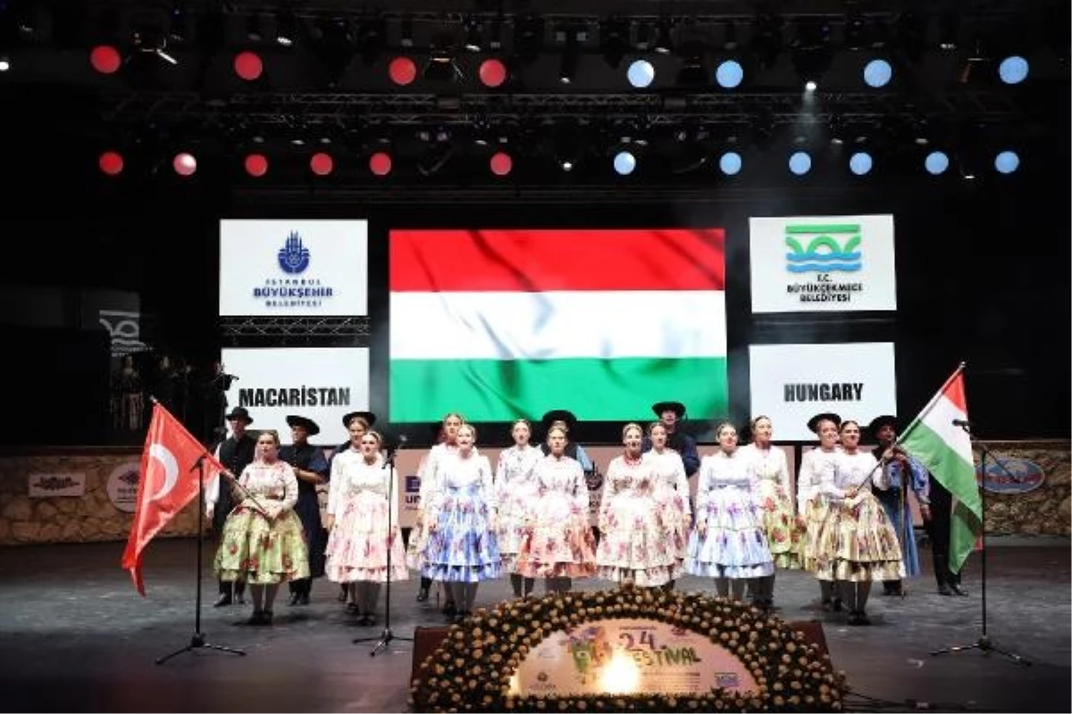 Macar Halk Dansları Grubu İzmir Marşı\'nı Türkçe Okudu