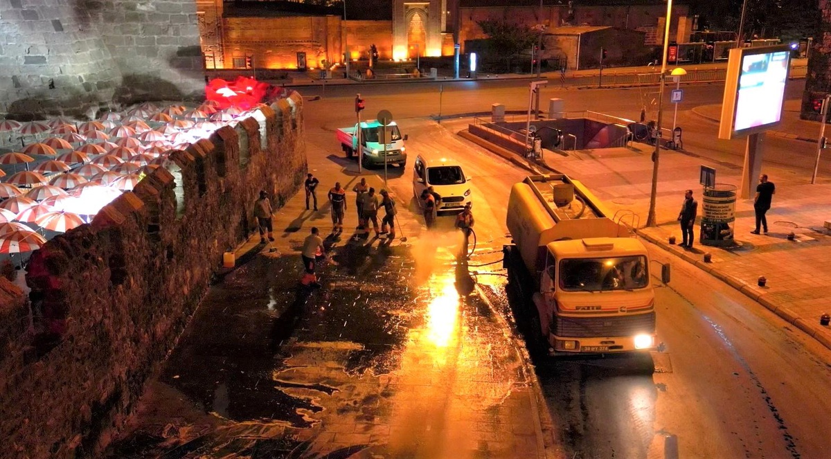 Melikgazi Belediyesi Gece Temizlik Çalışması Yaptı