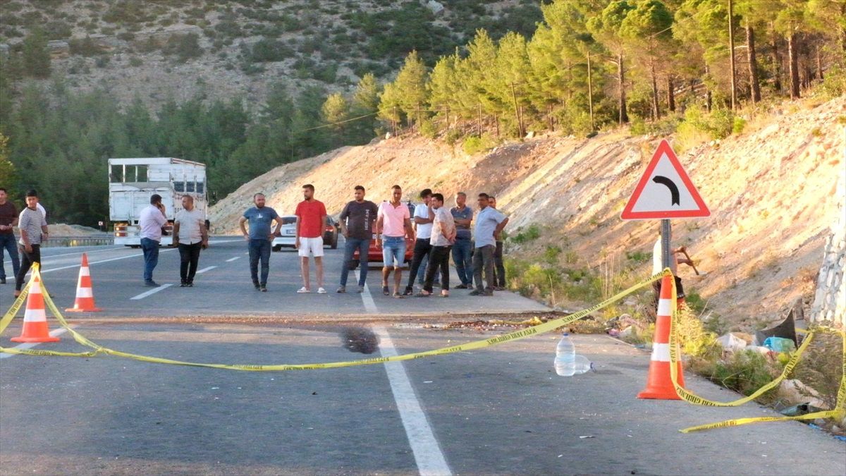 Mersin\'de tarım işçilerini taşıyan minibüsün şarampole devrilmesi: 1 ölü, 14 yaralı