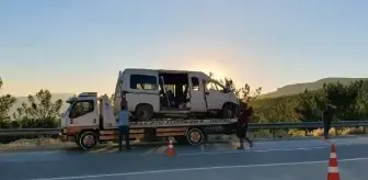 Mersin'de servis minibüsü şarampole devrildi: 1 ölü, 14 yaralı