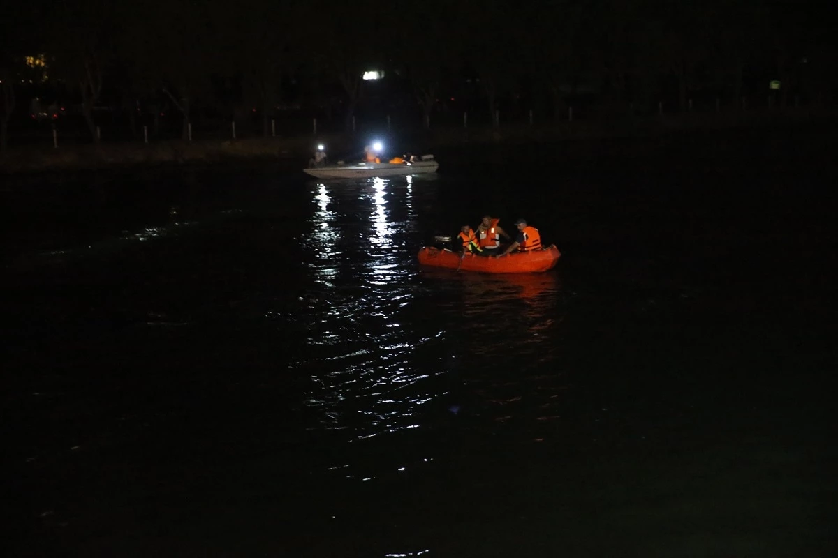 Nevşehir\'de Kızılırmak\'ta Bot Alabora Oldu, Kişi Kayboldu