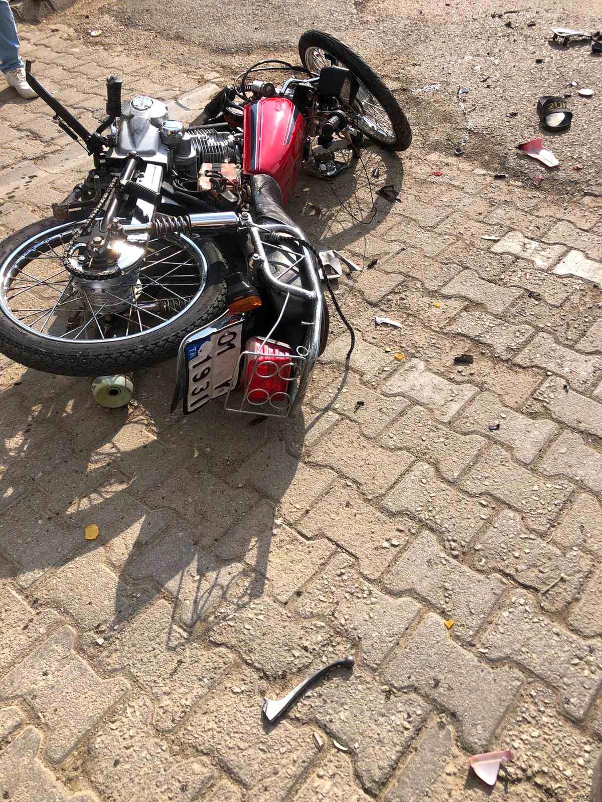 Kozan\'da Otomobil ile Motosiklet Çarpıştı: Sürücü Ağır Yaralandı