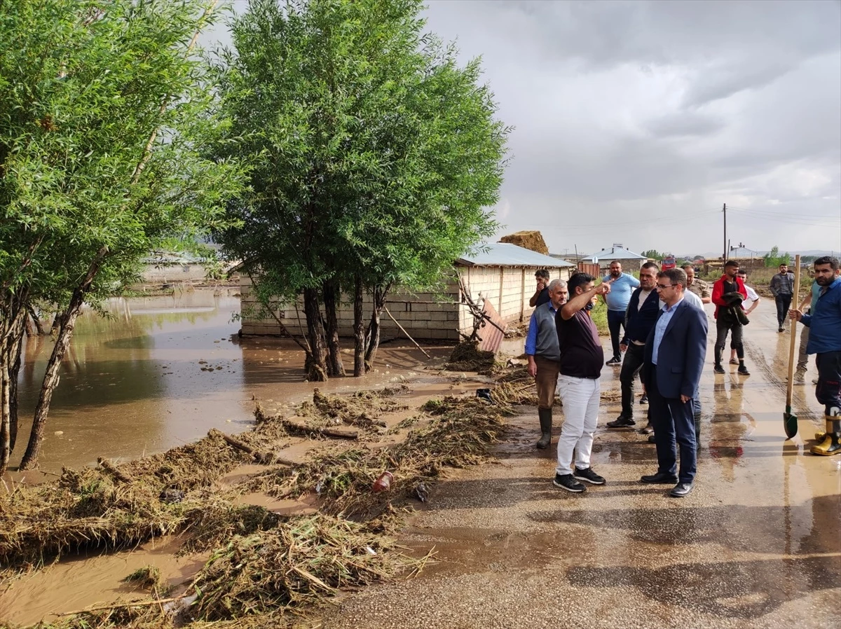 Van\'ın Özalp ilçesinde sel felaketi: Kaymakam ve Belediye Başkanı incelemelerde bulundu