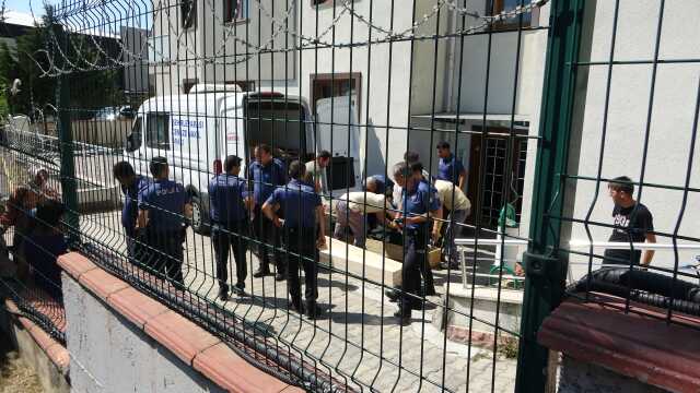 Pendik'te Kadın Cinayeti: Tartıştığı Kadını Bıçaklayarak Öldürdü Kendini Asarak İntihar Etti Pendik'te Kadın Cinayeti: Tartıştığı Kadını Bıçaklayarak Öldürdü Kendini Asarak İntihar Etti