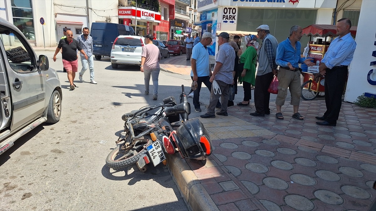Samsun\'da minibüs, motosiklet ile yayaya çarptı, 1 kişi yaralandı