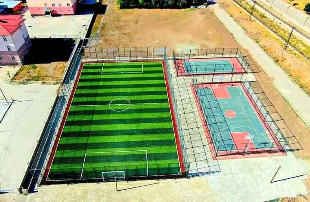 Van Büyükşehir Belediyesi tarafından Saray ilçesinde yapılan spor tesisi tamamlandı