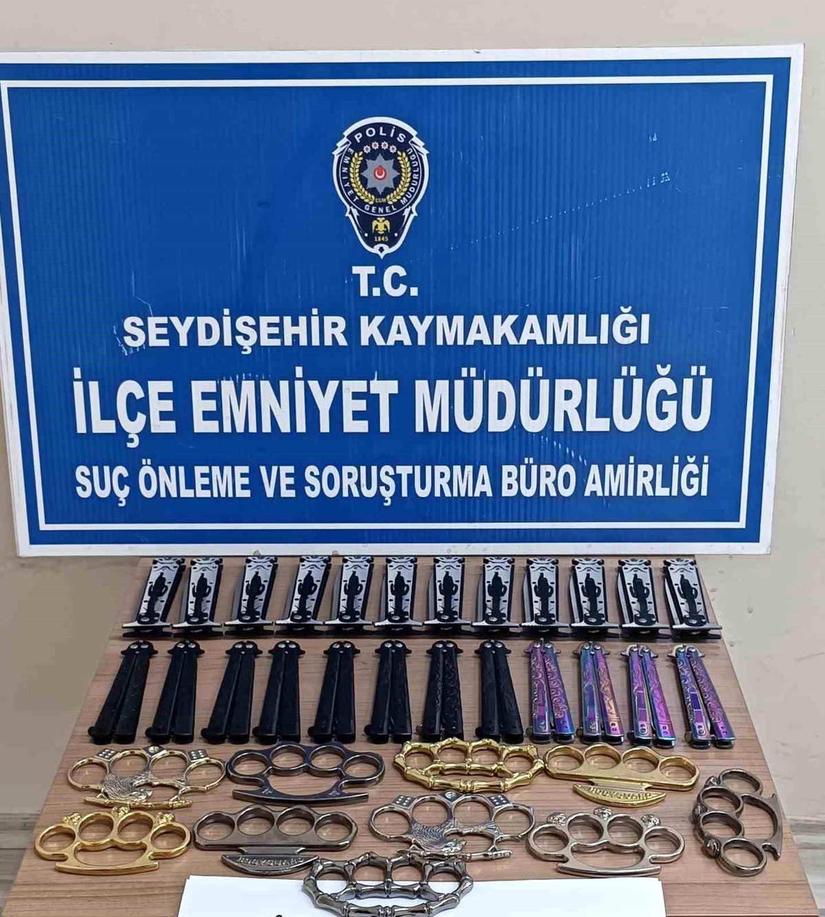 Seydişehir\'de Halk Pazarında Yasaklı Suç Aletleri Ele Geçirildi