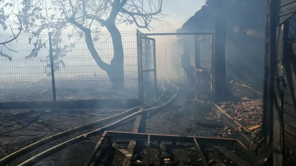 Silivri\'de saman balyalarının bulunduğu tarlada çıkan yangın söndürüldü