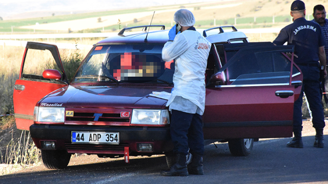Sivas'ta Park Halindeki Otomobilde İki Ceset Bulundu