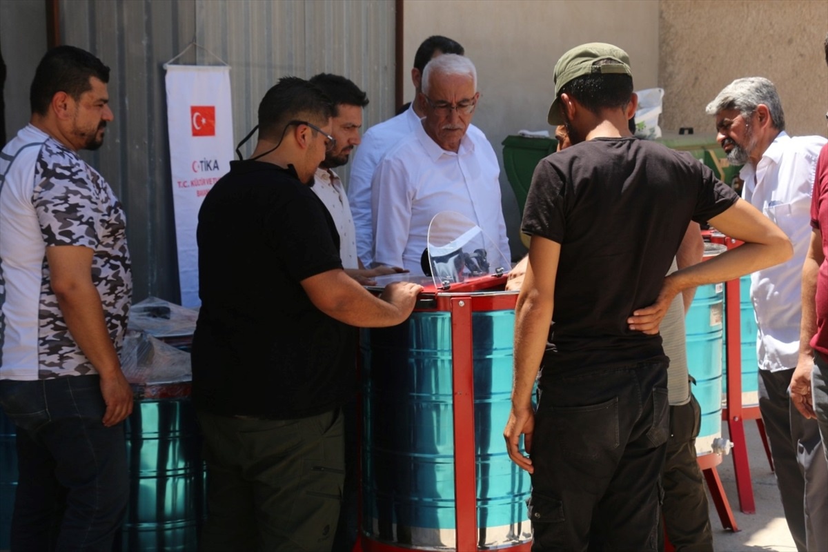 TİKA, Fırat Kalkanı Harekatı bölgesinde arıcılara bal sağım makineleri temin etti