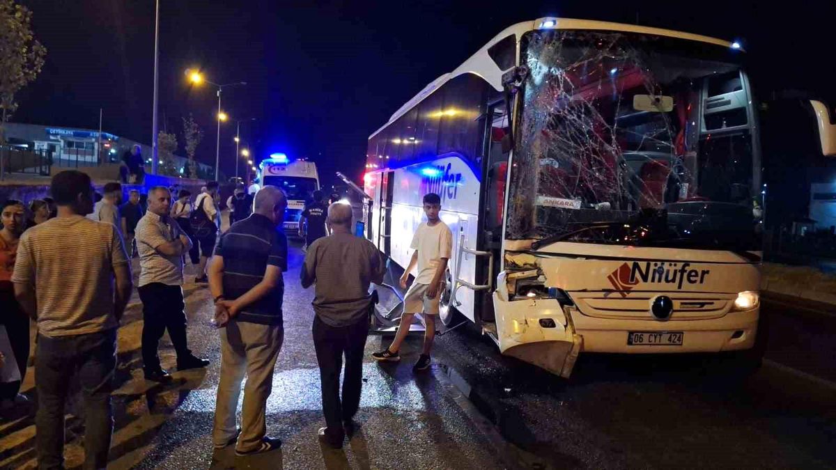 Manisa Turgutlu\'da Yolcu Otobüsü TIR\'a Arkadan Çarptı