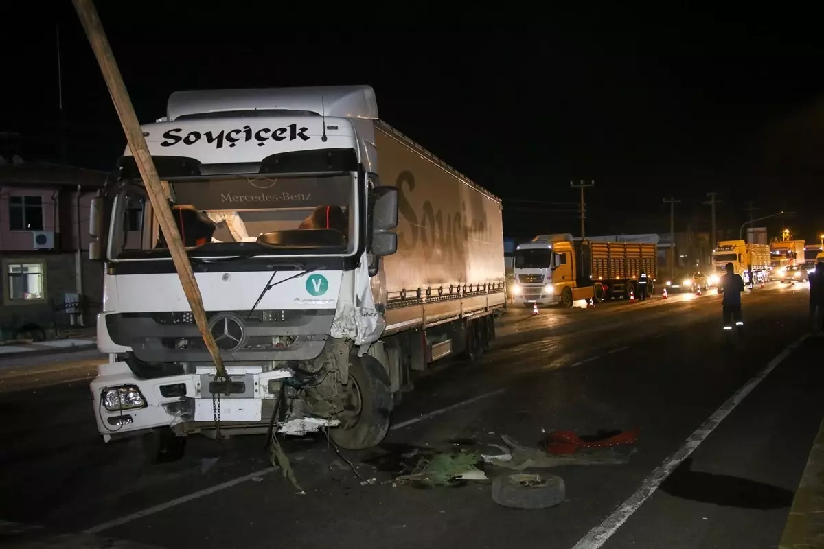 Uşak\'ta Otomobil ile Tırın Çarpıştığı Kazada 3 Kişi Yaralandı