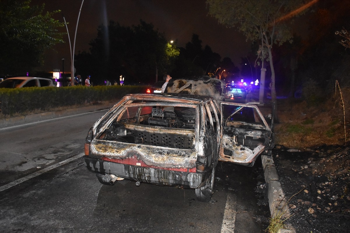 Adana\'da Otomobil Yangını Söndürüldü