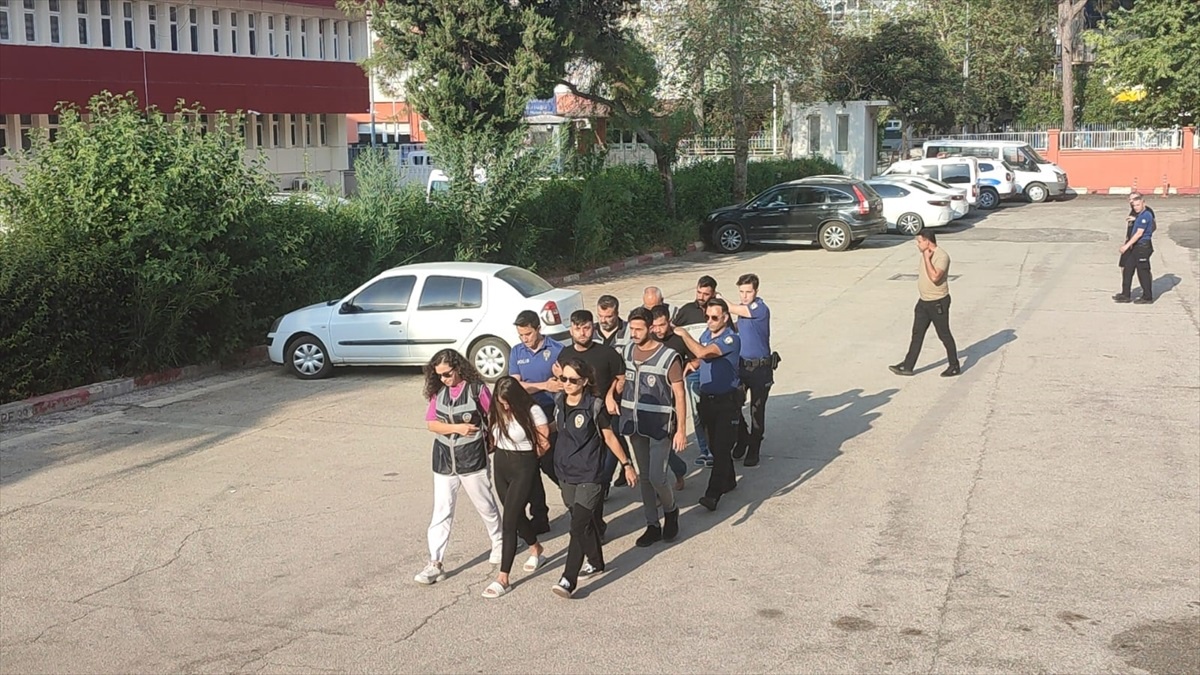 Kozan\'da bir iş yerine silahlı saldırı düzenleyen şüphelilerden biri tutuklandı